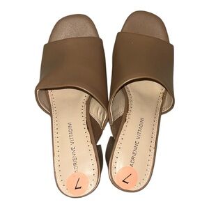 Adrienne Vittadini Brown Tan  Mules Block Heel Slip On Sandals Open Toe sz 7 NEW